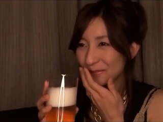 欲求不満な人妻は男二人に弄られると喘いでしまう